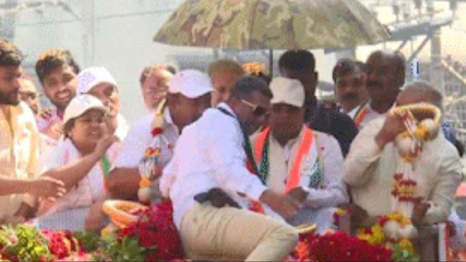 Man with gun, gets close to garland Karnataka CM Siddaramaiah during campaign rally  Man with gun, gets close to garland Karnataka CM Siddaramaiah during campaign rally