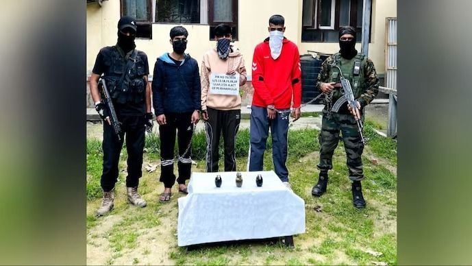 Jammu and Kashmir: 3 arrested for leaking info on security forces to terrorists Jammu and Kashmir: 3 arrested for leaking info on security forces to terrorists