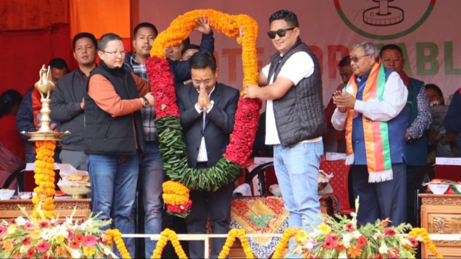 Sikkim CM takes jibe at SDF, says 'Pawan Chamling, like old maize roots, won't bear fruit' Sikkim CM takes jibe at SDF, says 'Pawan Chamling, like old maize roots, won't bear fruit'