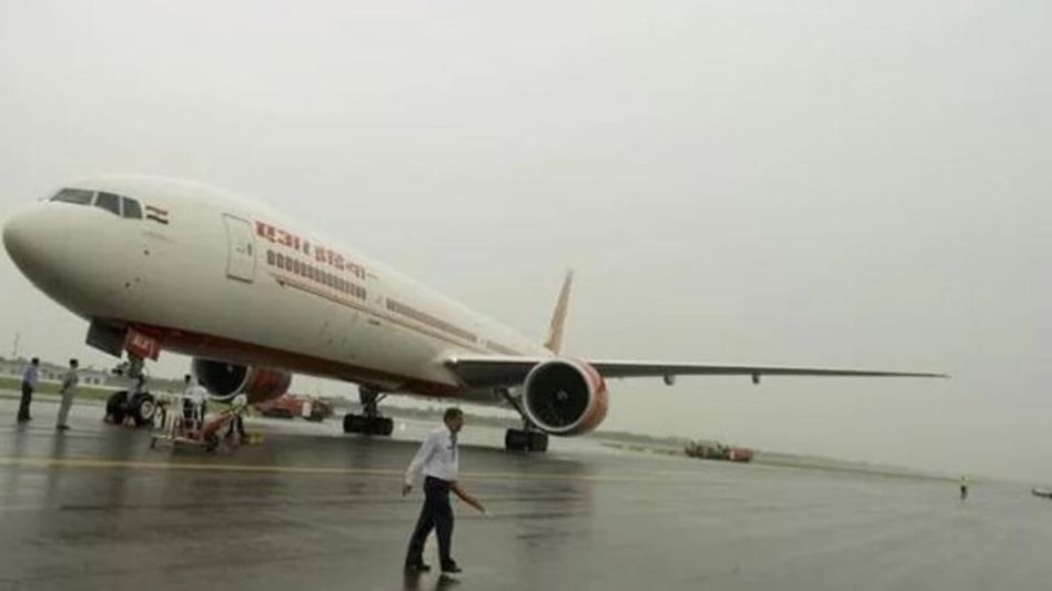 Delhi: 17 flights diverted due to sudden bad weather Delhi: 17 flights diverted due to sudden bad weather
