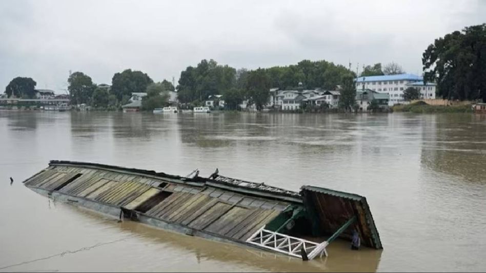 4 dead, 3 hospitalised after boat capsizes in J&K's Jhelum River 4 dead, 3 hospitalised after boat capsizes in J&K's Jhelum River