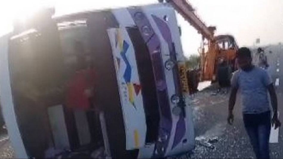 Bus carrying 32 people overturns on Lucknow-Agra expressway, One injured Bus carrying 32 people overturns on Lucknow-Agra expressway, One injured