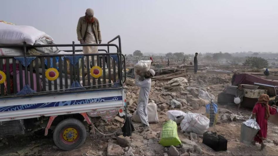 Pakistan deports over 800 Afghan refugees in past 2 days Pakistan deports over 800 Afghan refugees in past 2 days