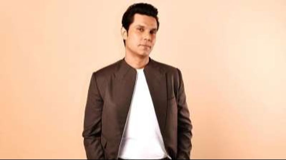 Randeep Hooda honored with Lata Deenanath Mangeshkar Award Randeep Hooda honored with Lata Deenanath Mangeshkar Award
