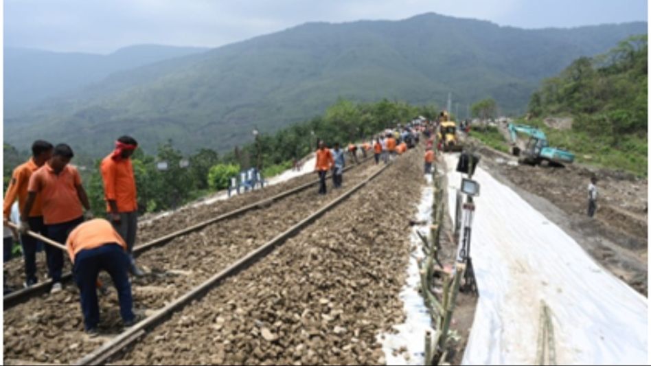 Assam: Railway tracks restored between Jatinga Lumpur-New Harangajao after 24-hour disruption Assam: Railway tracks restored between Jatinga Lumpur-New Harangajao after 24-hour disruption