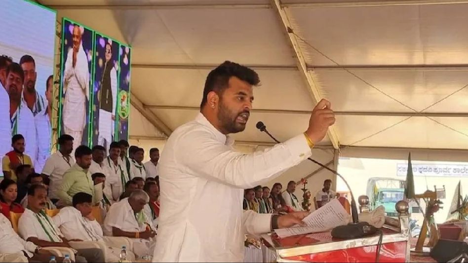 Deve Gowda's grandson flees country amid probe into ‘obscene videos’ case, claim sources  Deve Gowda's grandson flees country amid probe into ‘obscene videos’ case, claim sources