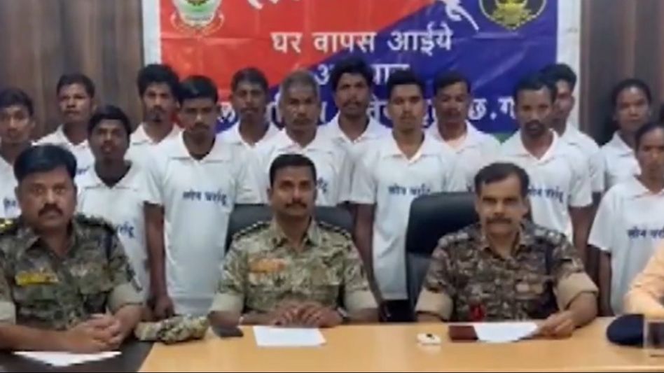 Chhattisgarh: 23 Naxalites including 7 women surrender in Dantewada district Chhattisgarh: 23 Naxalites including 7 women surrender in Dantewada district