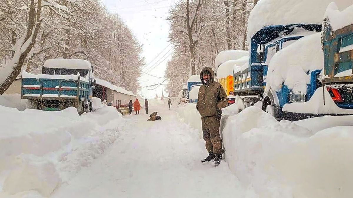 Himachal Pradesh: Heavy snowfall disrupts life in Lahaul-Spiti, thousands stranded - Himachal Pradesh: Heavy snowfall disrupts life in Lahaul Spiti, thousands stranded -
