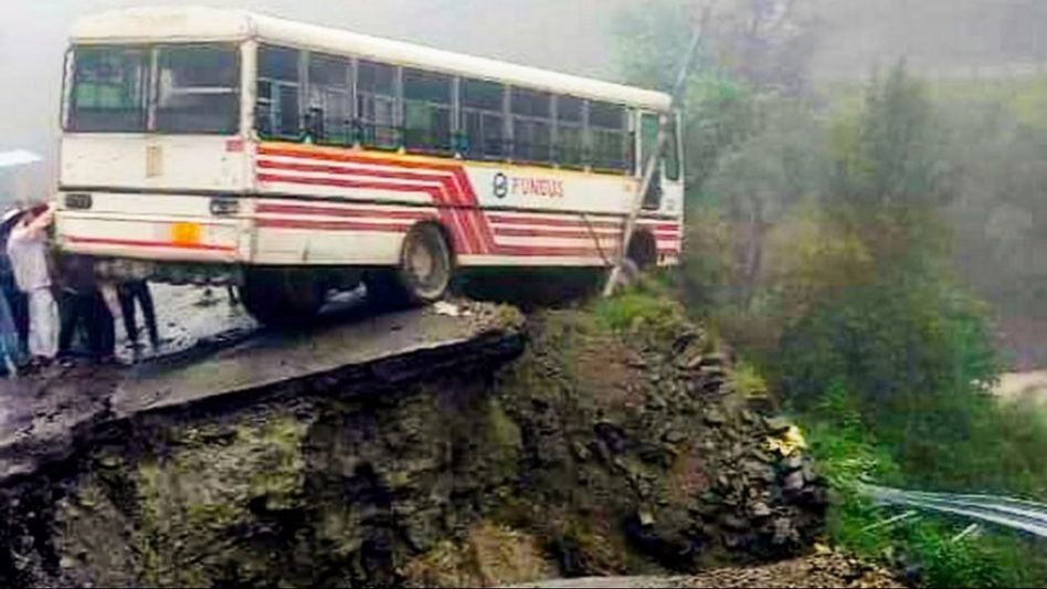 10 killed in bus accident in northwest Pakistan 10 killed in bus accident in northwest Pakistan