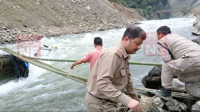 Arunachal: Pickup truck plunges into Kurung River, driver feared dead