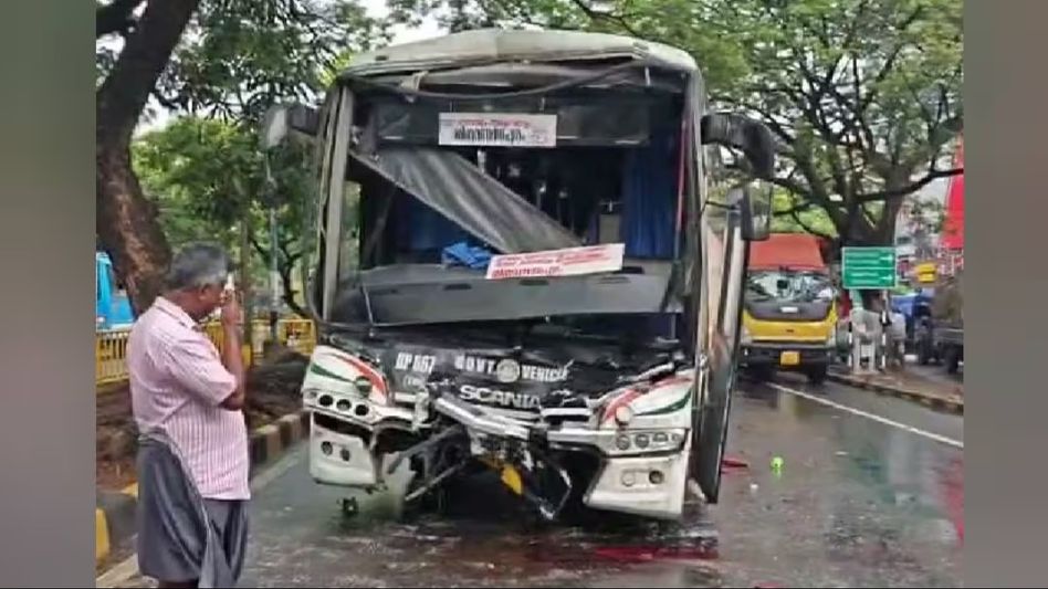 Kerala: Two die after two-wheeler gets sandwiched between two buses Kerala: Two die after two-wheeler gets sandwiched between two buses