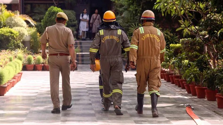 Delhi: 2 hospitals receive bomb threat e-mails, probe underway Delhi: 2 hospitals receive bomb threat e-mails, probe underway