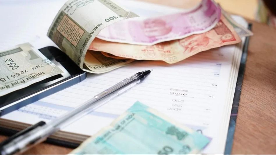 Assam: Executive engineer caught red-handed accepting bribe in Guwahati Assam: Executive engineer caught red-handed accepting bribe in Guwahati