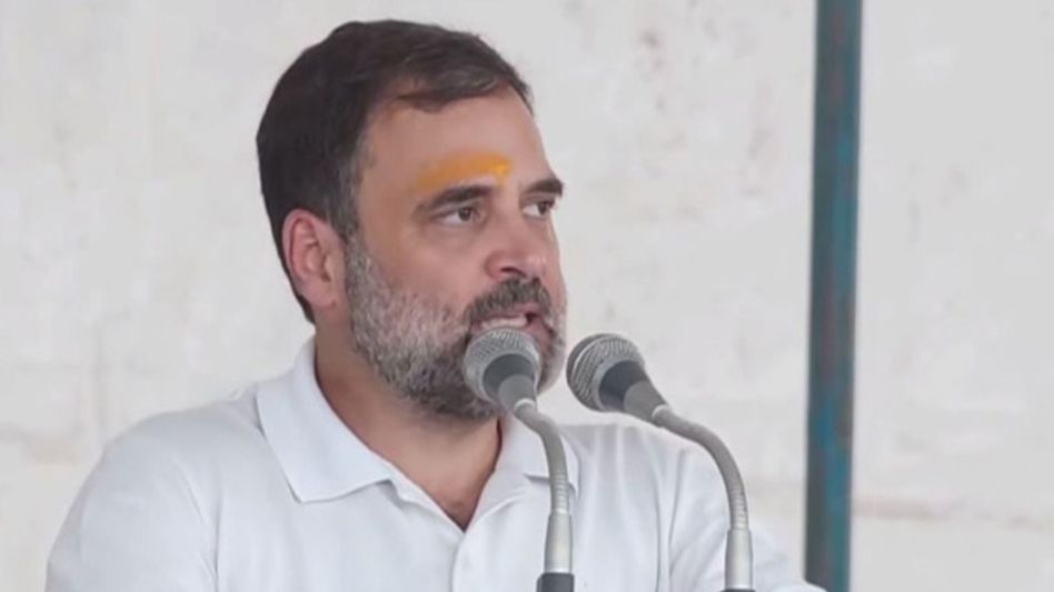 BJP wants to 'rewrite' constitution, allege Rahul Gandhi and Akhilesh Yadav BJP wants to 'rewrite' constitution, allege Rahul Gandhi and Akhilesh Yadav