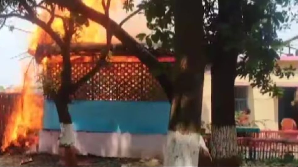 Bihar man, 'minor' wife die in custody, enraged mob sets police station on fire Bihar man, 'minor' wife die in custody, enraged mob sets police station on fire