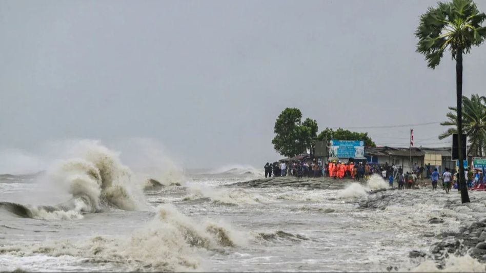 Cyclone Remal leaves 2 dead in Bengal, heavy rain to persist Cyclone Remal leaves 2 dead in Bengal, heavy rain to persist
