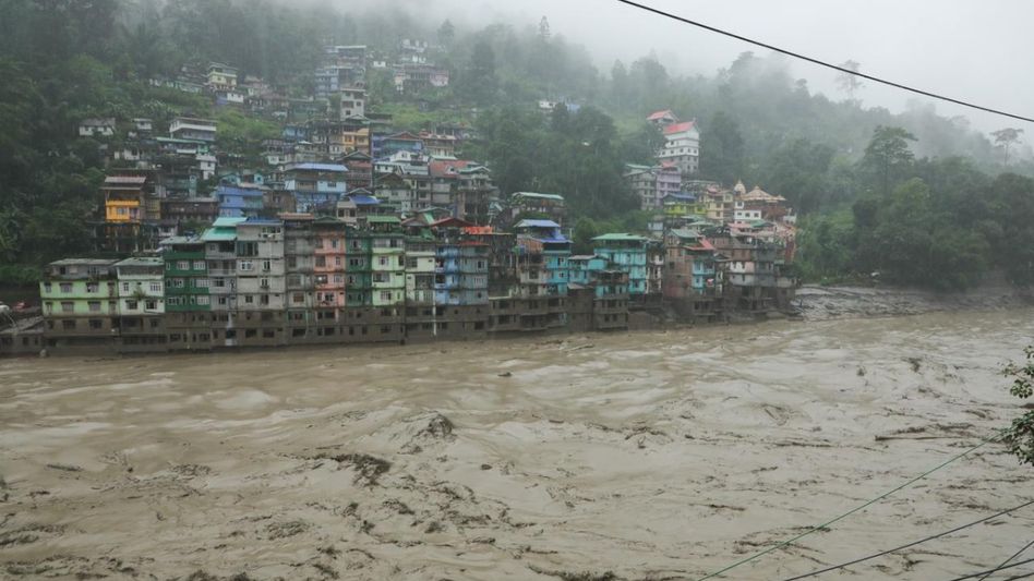 Sikkim: Teesta river swells up after heavy rain lashes parts of state, authorities issue warning Sikkim: Teesta river swells up after heavy rain lashes parts of state, authorities issue warning