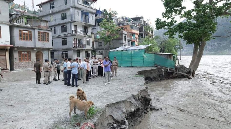Sikkim: Namchi DC inspects low-lying areas of Melli town amid rising Teesta river levels Sikkim: Namchi DC inspects low-lying areas of Melli town amid rising Teesta river levels