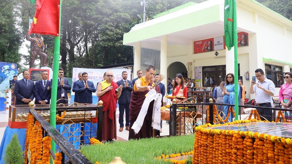 HMI Divyangjan Expedition 2024 marks 110th birth anniversary of Tenzing Norgay Sherpa and 71st Everest Day with flag-in ceremony HMI Divyangjan Expedition 2024 marks 110th birth anniversary of Tenzing Norgay Sherpa and 71st Everest Day with flag-in ceremony