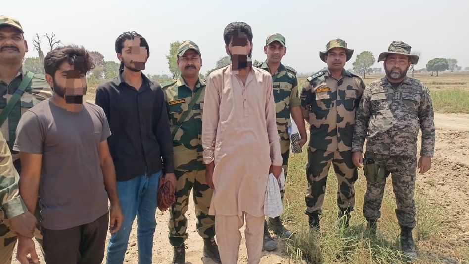 India returns 3 Pakistani nationals who accidentally crossed border India returns 3 Pakistani nationals who accidentally crossed border