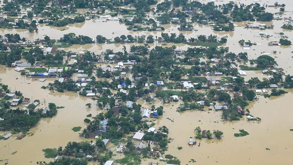 Flood in Assam claims 8 lives, 3.50 lakh people dispalced Flood in Assam claims 8 lives, 3.50 lakh people dispalced