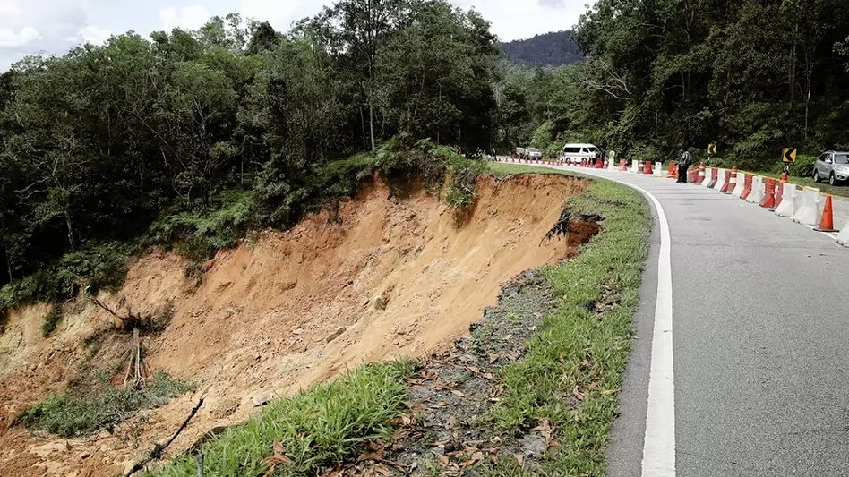 Landslide hits North Sikkim highway, tourist permit for Lachung halted Landslide hits North Sikkim highway, tourist permit for Lachung halted