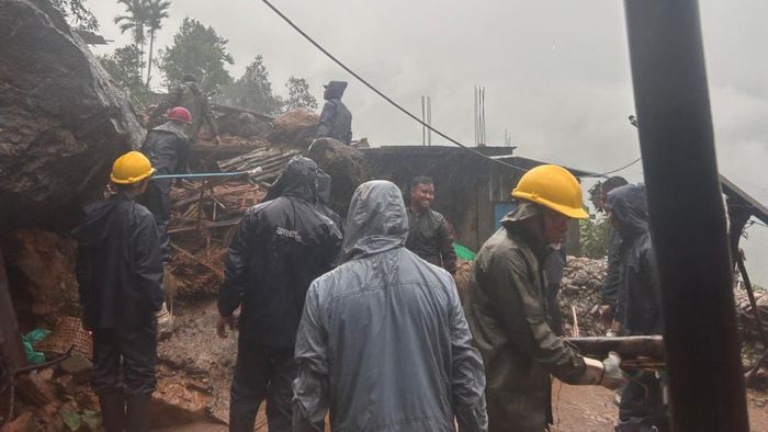 Meghalaya Minister provides relief to Nongpriang landslide victims' families
