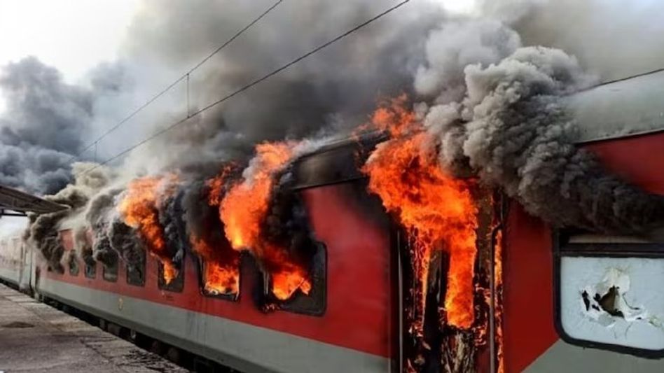 Massive fire breaks out in 4 coaches of Taj Express in Delhi Massive fire breaks out in 4 coaches of Taj Express in Delhi