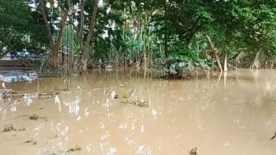 Flood situation in Assam improves but 2.5 lakh people still suffering Flood situation in Assam improves but 2.5 lakh people still suffering