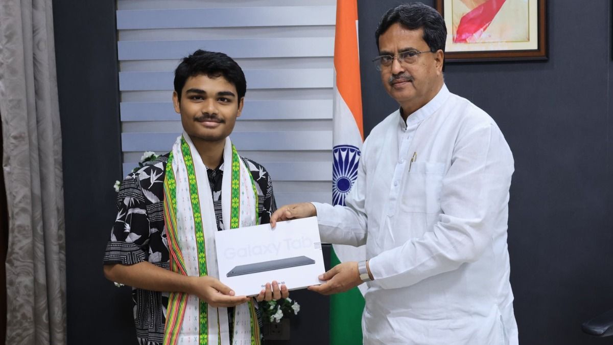 Tripura CM Manik Saha congratulates NEET-UG topper Chand Mallick Tripura CM Manik Saha congratulates NEET-UG topper Chand Mallick