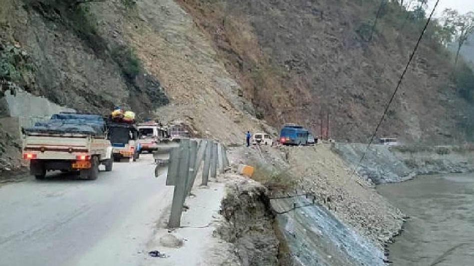 Sikkim: Restrictions imposed on vehicular movement, diversions on NH 10 amidst inclement weather Sikkim: Restrictions imposed on vehicular movement, diversions on NH 10 amidst inclement weather