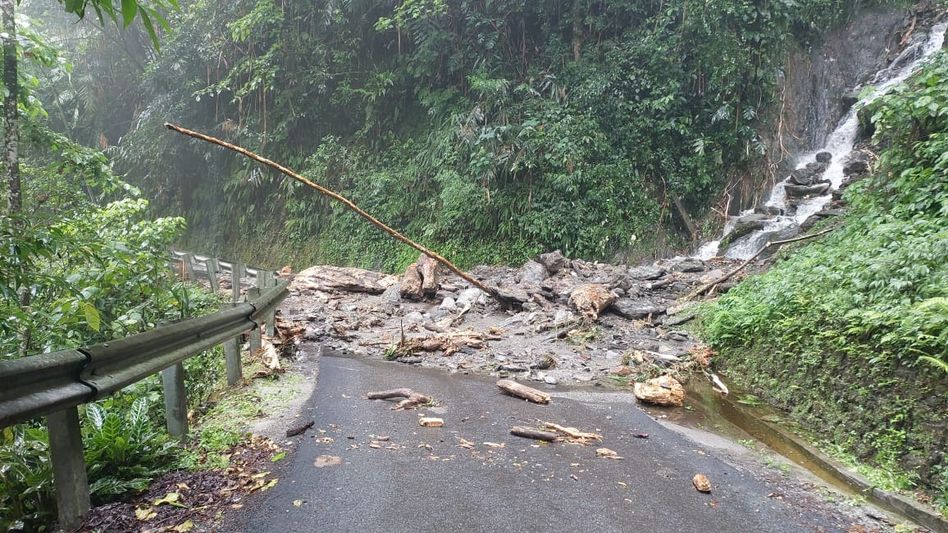 Over 200 tourist vehicles stranded in North Sikkim amid heavy rainfall, landslides Over 200 tourist vehicles stranded in North Sikkim amid heavy rainfall, landslides