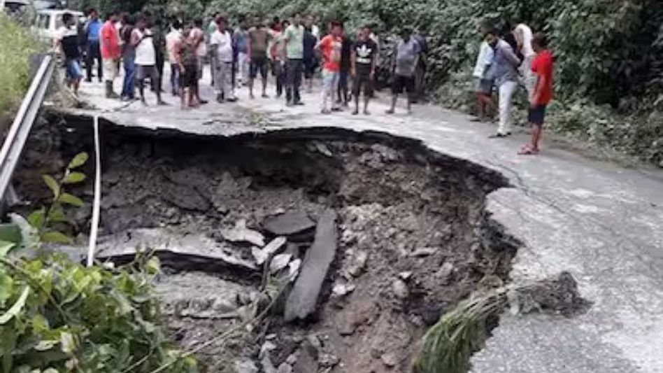 Evacuation of stranded tourists from Sikkim's Mangan to begin on Sunday Evacuation of stranded tourists from Sikkim's Mangan to begin on Sunday