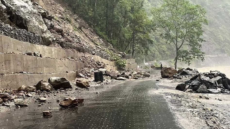 Sikkim: Massive landslide blocks NH-10, tourists stranded at Chungthang Gurudawara Sikkim: Massive landslide blocks NH-10, tourists stranded at Chungthang Gurudawara