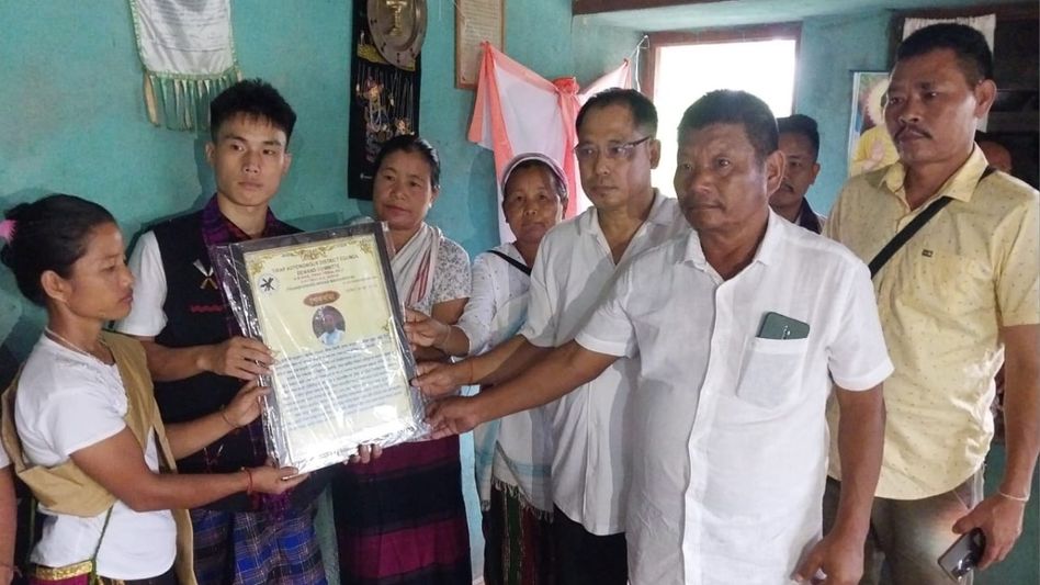 Congress leaders in Assam's Tinsukia pay tributes to veteran Lukam Tulum Congress leaders in Assam's Tinsukia pay tributes to veteran Lukam Tulum