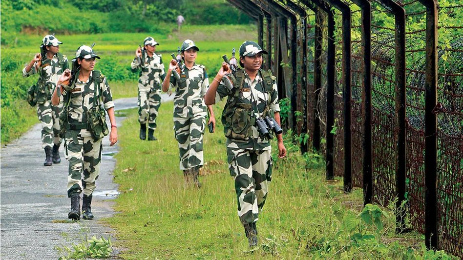 Border troops detain Pakistani man attempting to sneak into India through Gujarat Border troops detain Pakistani man attempting to sneak into India through Gujarat