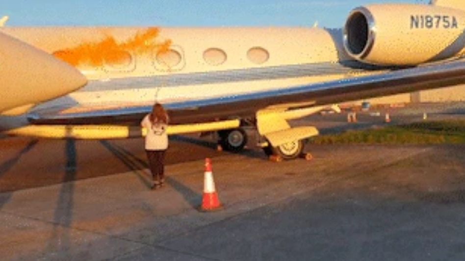 Climate activists vandalise jets at UK airfield targeting Taylor Swift's plane Climate activists vandalise jets at UK airfield targeting Taylor Swift's plane