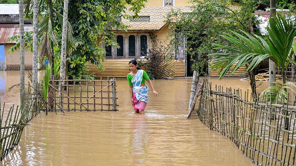 Over 3.9 lakh continue to reel under flood in Assam Over 3.9 lakh continue to reel under flood in Assam