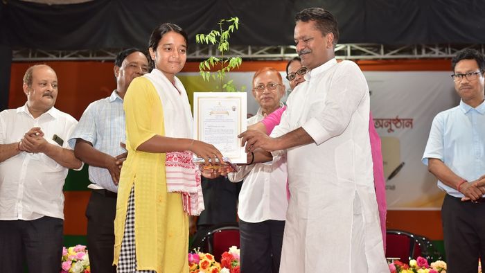 Singhal honours students, reviews temple excavation