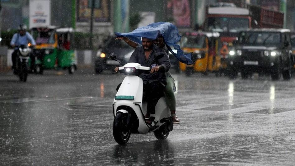IMD issues heavy rain alert to 13 Assam districts, flood risk heightens IMD issues heavy rain alert to 13 Assam districts, flood risk heightens