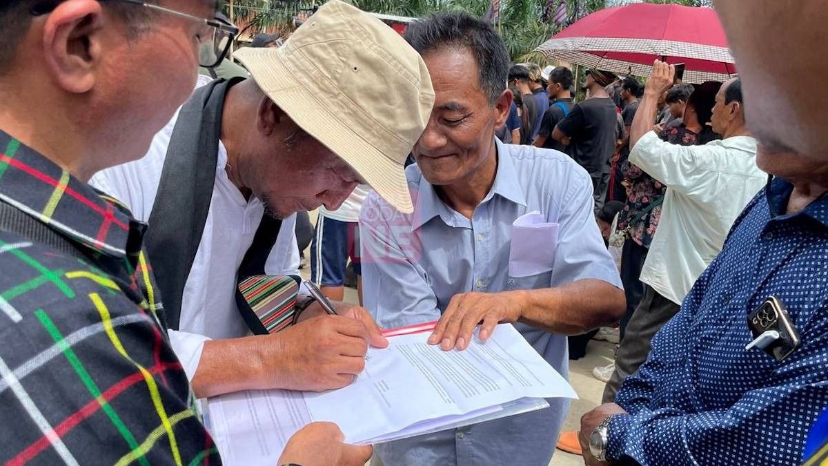 ITLF chairman Pagin Haokip signing memorandum for Home Minister before submitting it to DC