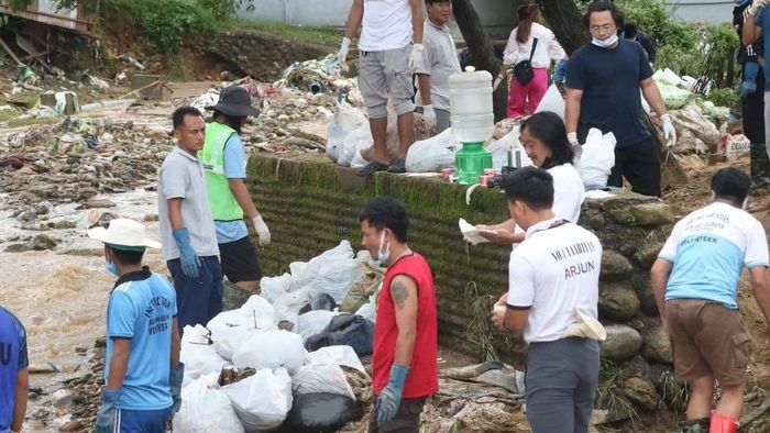 Arunachal CM praises volunteers for removing 9,000 kg of waste from Yagamso river