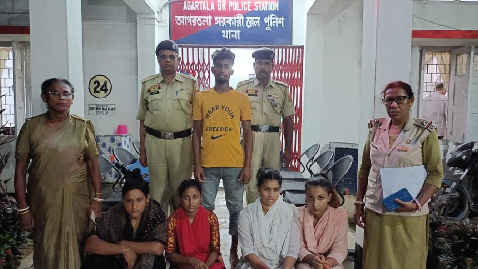 Tripura: 4 Bangladeshi nationals arrested at Agartala Station for illegal Entry into India Tripura: 4 Bangladeshi nationals arrested at Agartala Station for illegal Entry into India