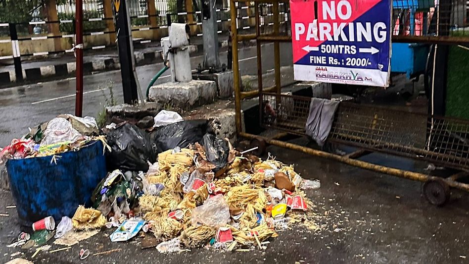 Guwahati resident criticises littered roads in Dighalipukhuri with sarcastic post Guwahati resident criticises littered roads in Dighalipukhuri with sarcastic post