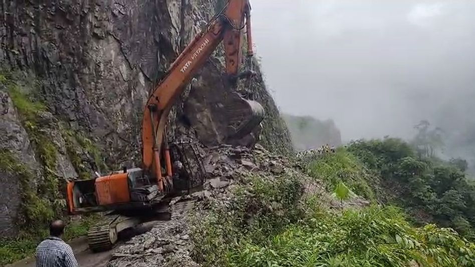 Arunachal: Massive landslide blocks Chepa road in Bana, traffic disrupted Arunachal: Massive landslide blocks Chepa road in Bana, traffic disrupted