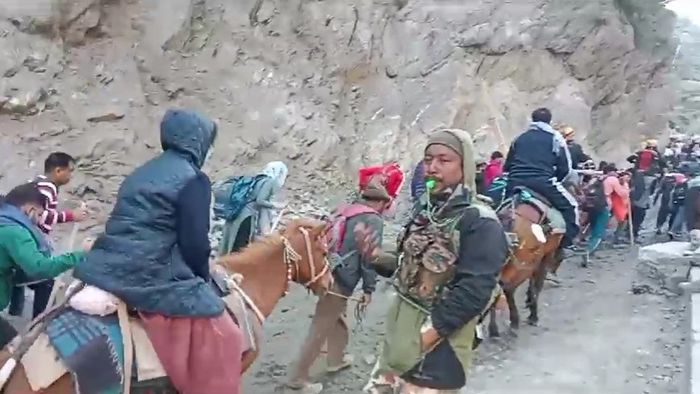 Assam Soldiers Aid Amarnath Pilgrims