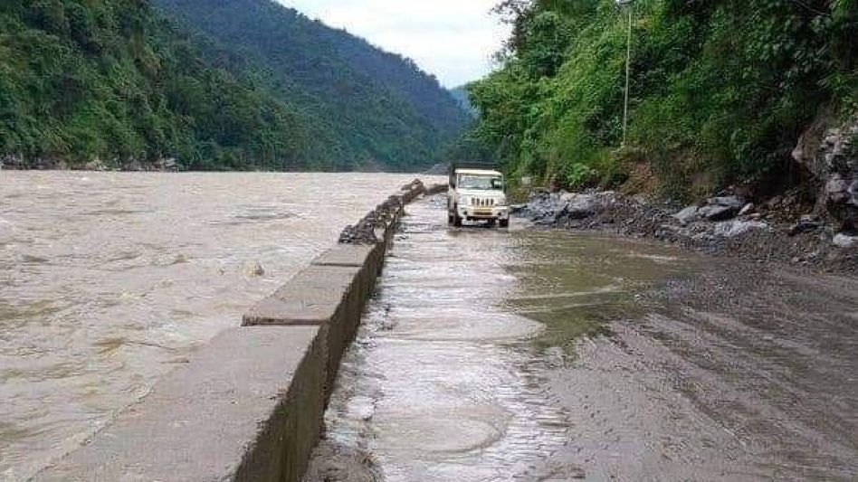 Sikkim: NH10 blocked due to landslides, commuters diverted to Odlabari–Siliguri route Sikkim: NH10 blocked due to landslides, commuters diverted to Odlabari–Siliguri route