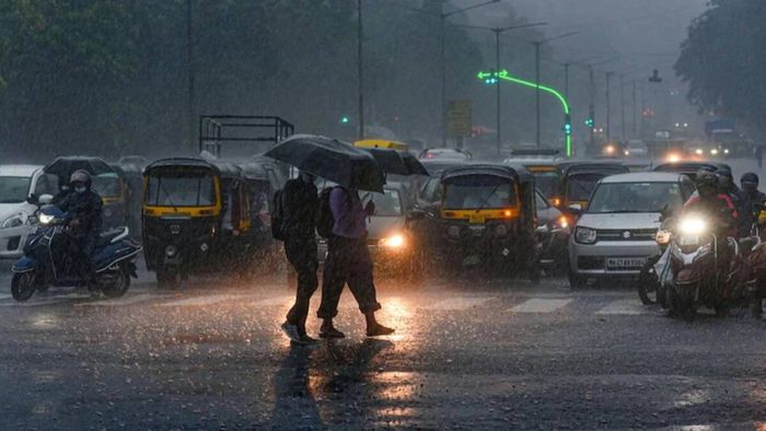Delhi : Cloudy skies, minimum temperature dips to 27.1°C, light rainfall expected