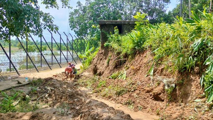 Border Fence Work Resumes