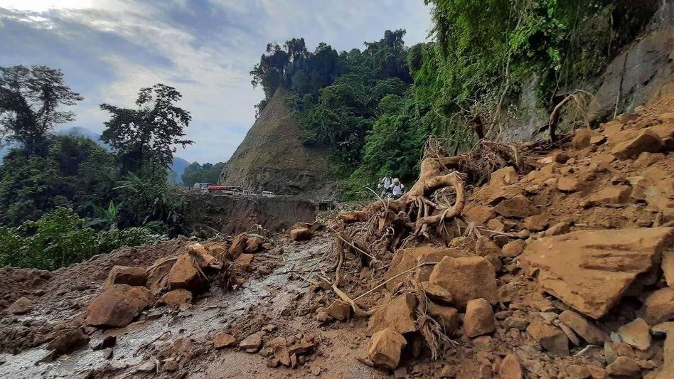 Arunachal faces severe disruptions due to landslides and floods Arunachal faces severe disruptions due to landslides and floods